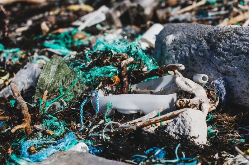 Plast og tauverk mellom steinene